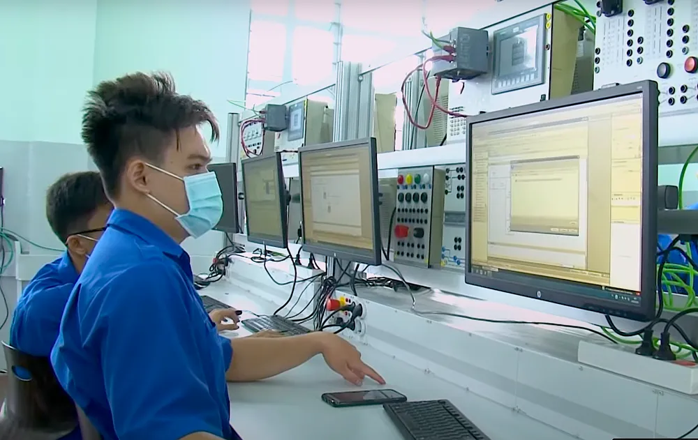 Tỉnh Tây Ninh đào tạo nghề cho người lao động đi làm việc ở nước ngoài cong nhan lao dong1.png