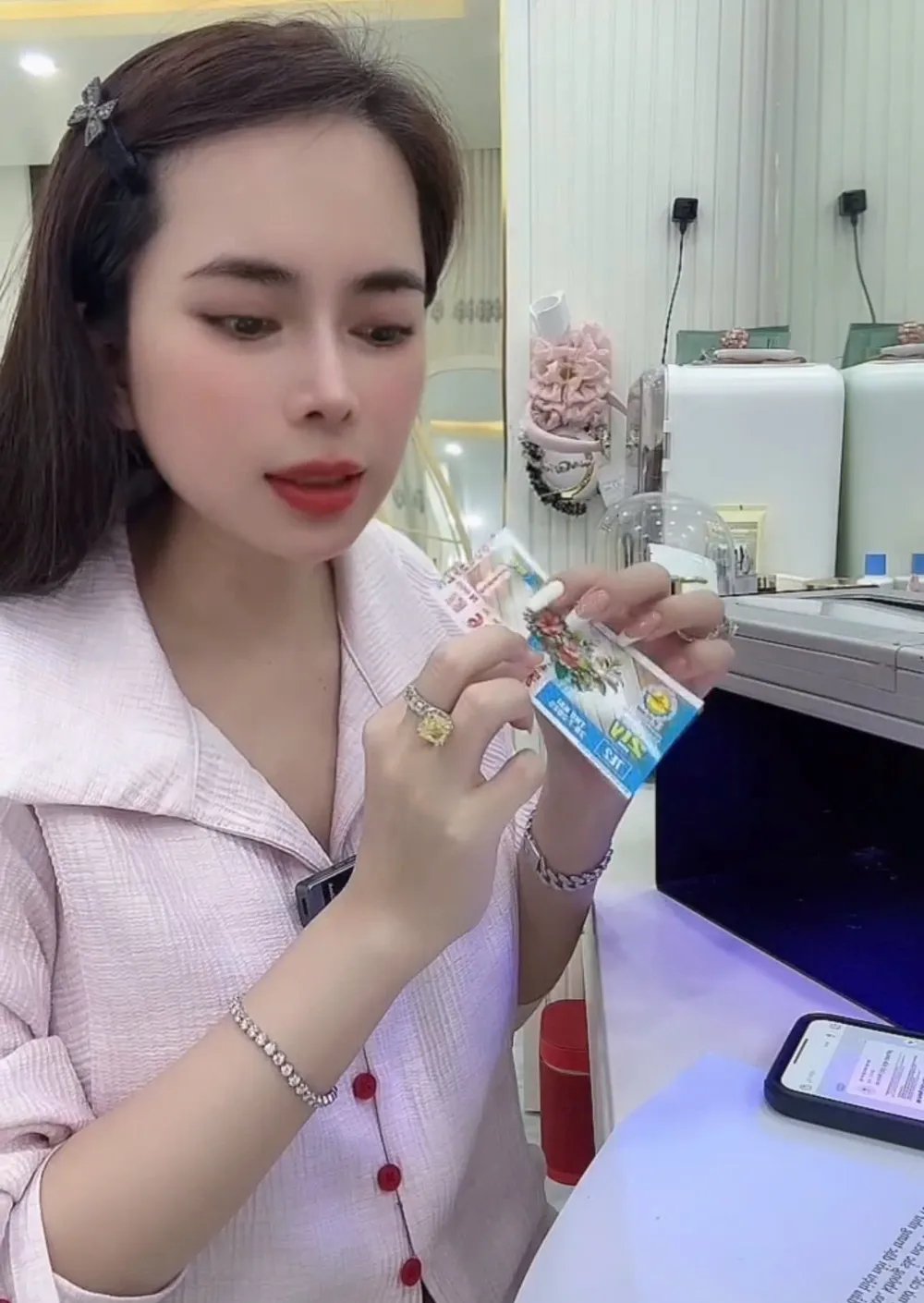 Chị Nguyên chia sẻ kinh nghiệm cách phân biệt vé số thật và giả ảnh 2.jpg