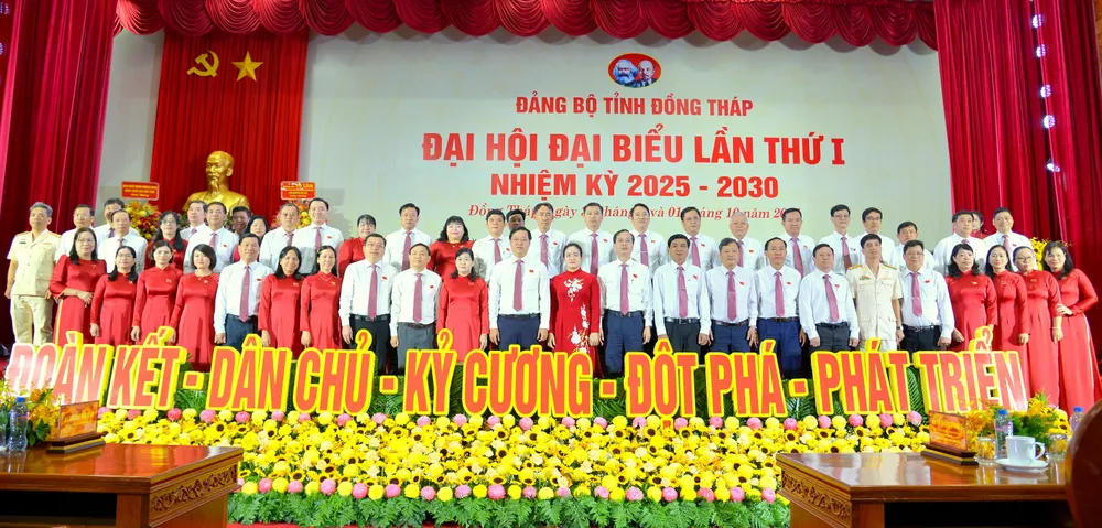 Lãnh đạo tỉnh Đồng Tháp chụp ảnh lưu niệm cùng đại biểu các xã, phường LSM_1050.JPG