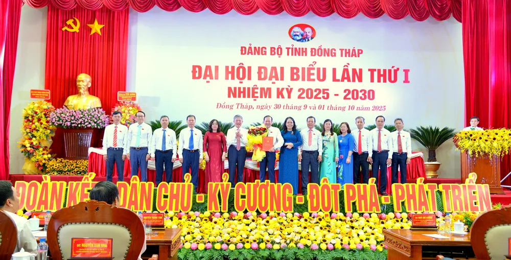 Đồng chí Ngô Chí Cường, Ủy viên Ban Chấp hành Trung ương Đảng, Bí thư Tỉnh ủy Đồng Tháp nhiệm kỳ 2025-2030, tặng hoa chúc mừng UBKT Tỉnh ủy Đồng Tháp nhiệm kỳ 2025-2030 LSM_1468.JPG
