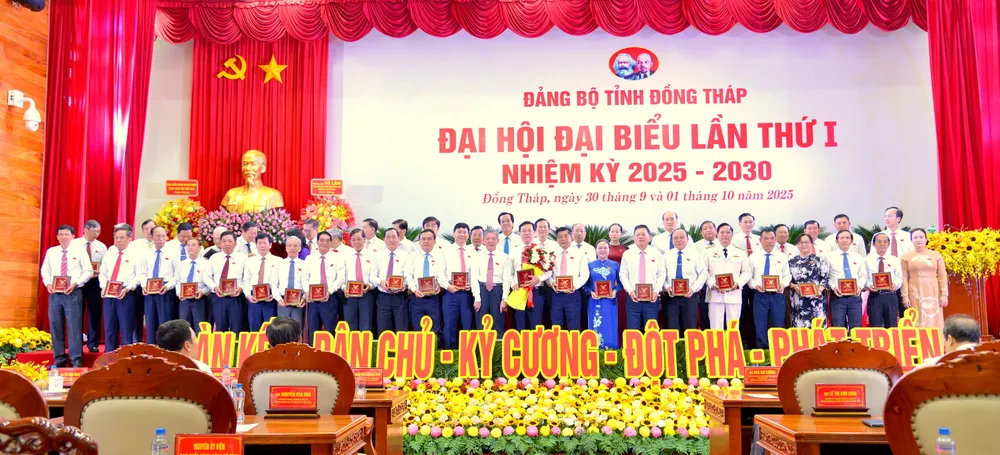 Lãnh đạo tỉnh tặng quà tri ân, chia tay các Ủy viên Ban Chấp hành Đảng bộ tỉnh nhiệm kỳ 2020 - 2025 không tái cử LSM_1516.JPG