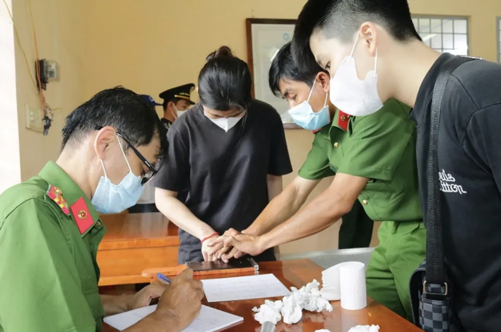 Các công dân hoàn tất các thủ tục cần thiết như: kiểm tra y tế, hành lý, kiểm tra thông tin cá nhân trước khi được tiếp nhận. Ảnh: Công an cung cấp NHAP CANH - THUONG PHUOC.png