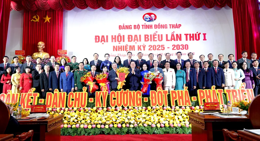 Ban Chấp hành Đảng bộ tỉnh Đồng Tháp nhiệm kỳ 2025-2030 ra mắt Đại hội và nhận hoa chúc mừng từ đồng chí Nguyễn Trọng Nghĩa z7068975722051_67c719c8906bf59ec3744f3de5d81f3c.jpg