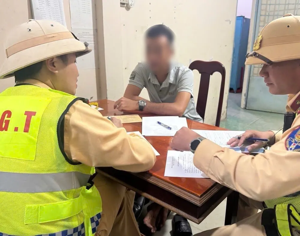 Cơ quan công an đang làm việc với anh A. ảnh 2.jpg