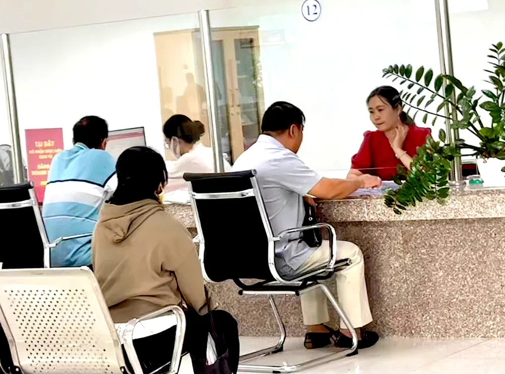 Các bộ tại Trung tâm hành chính công phường Mỹ Tho hướng dẫn doanh nghiệp làm thủ tục HANH CHINH CONG - MY THO.1.jpg