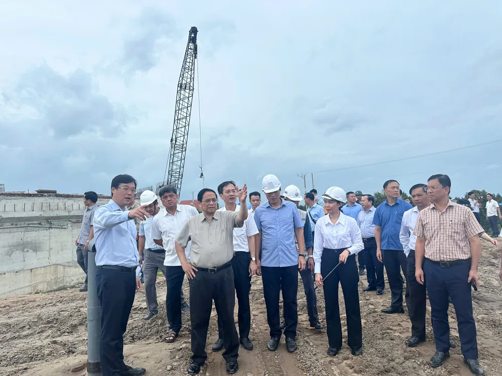 Thủ tướng Chính phủ Phạm Minh Chính cùng đoàn công tác kiểm tra dự án cao tốc Cao Lãnh – An Hữu vào cuối tháng 7. Ảnh: Bùi Nguyên ảnh 1.jpg