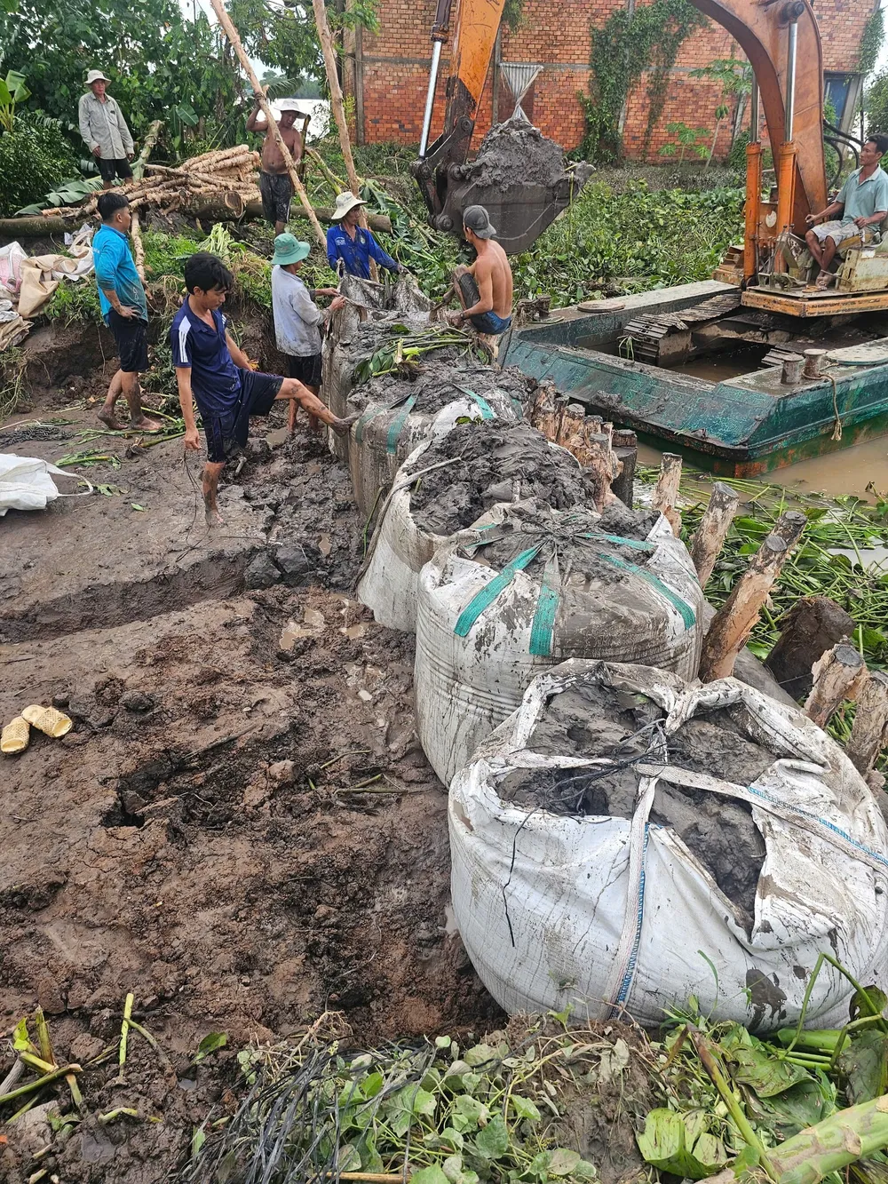 Lực lượng chức năng và người dân khắc phục sạt lở ảnh 2.jpg