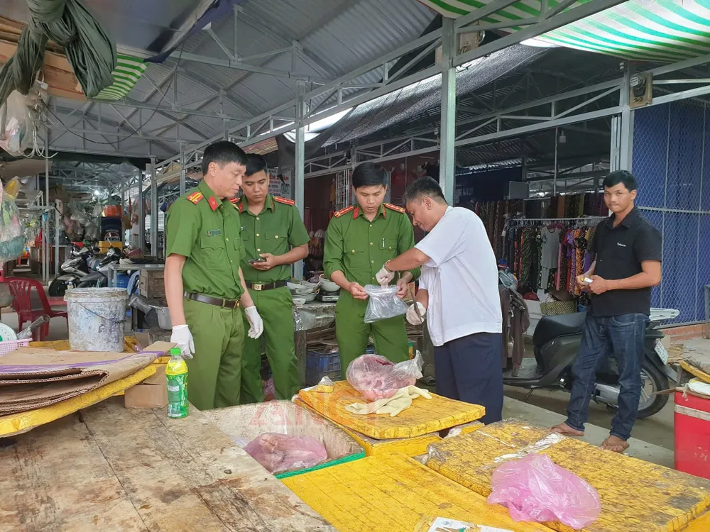 Đoàn kiểm tra lấy mẫu giám định tại sạp thịt của bà C. ảnh 1.jpg
