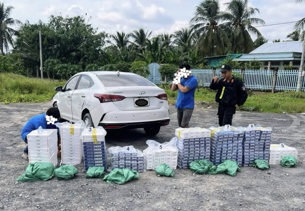 Công an tỉnh Đồng Tháp bắt giữ đối tượng buôn lậu cùng tang vật. Ảnh: CA thuoc la lau dt.png