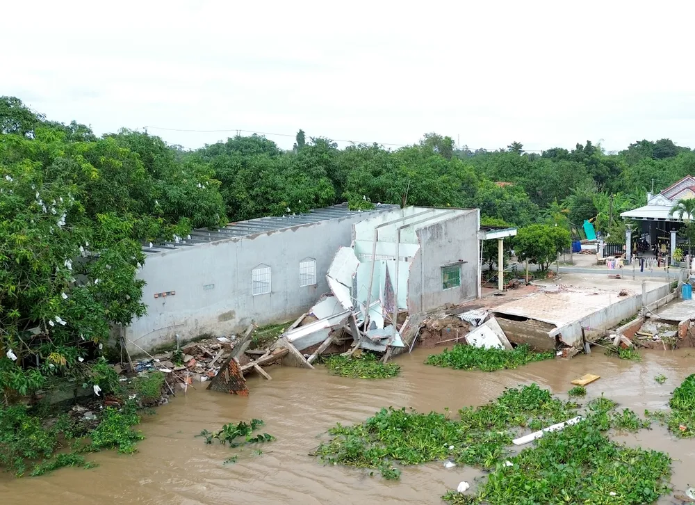 Bờ sông Tiền sạt lở, nhiều nhà dân bị sụp xuống sông 12.jpg