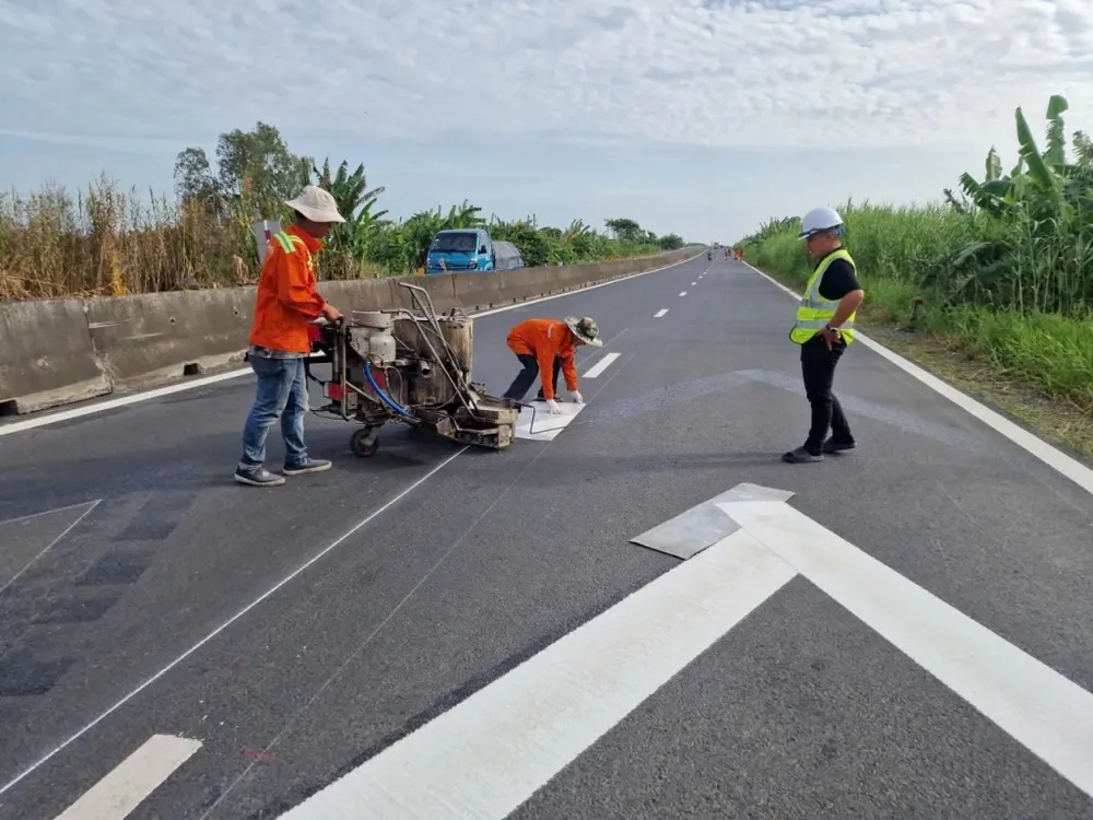 Đơn vị đang hoàn thiện hệ thống an toàn giao thông ảnh 2.jpg