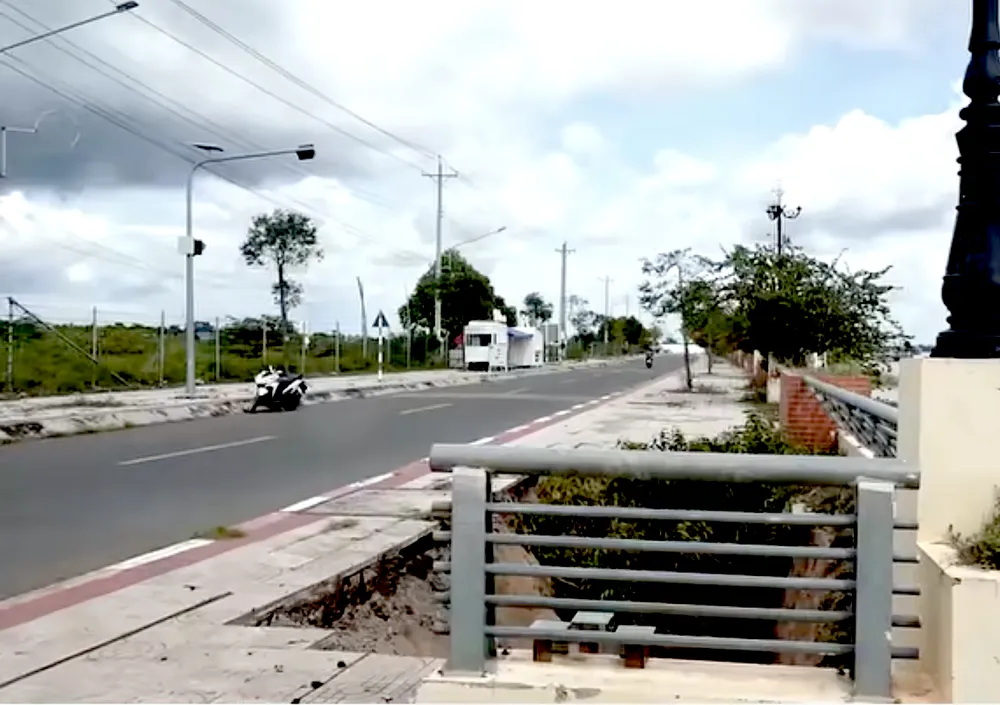 Vị trí sạt lở mới trên kè chống xói lở ven sông Tiền SAT LO KE DT 20-10.png