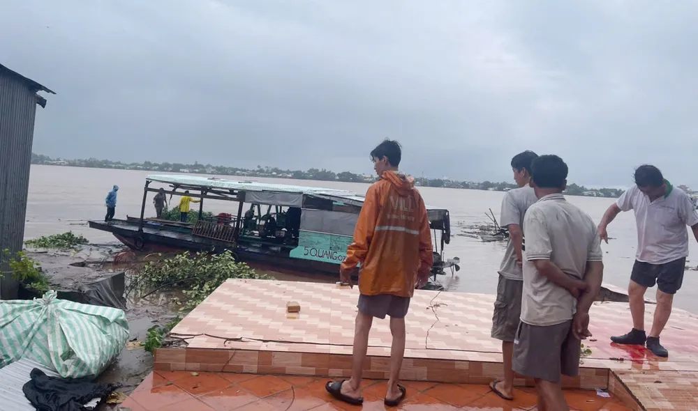 Hiện trường vụ sạt lở khiến 4 căn nhà sụp xuống sông Tiền ảnh 2.jpg