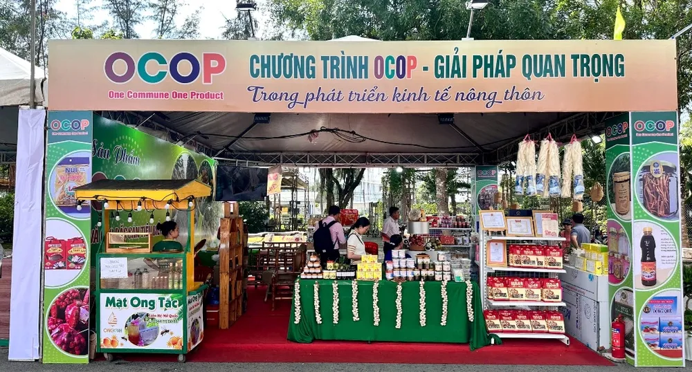 Các gian hàng trưng bày sản phẩm OCOP tại hội chợ ảnh 2.jpg