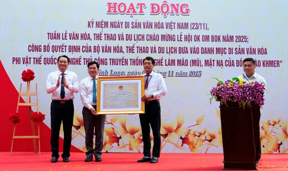 Công bố Quyết định công nhận di sản văn hóa phi vật thể quốc gia nghề thủ công truyền thống “Nghề làm mão (mũ), mặt nạ của đồng bào Khmer”