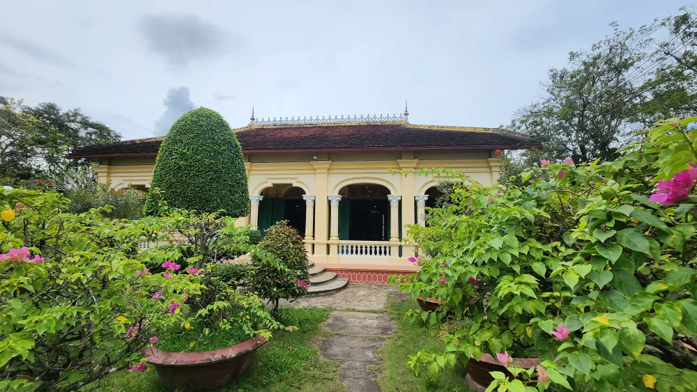 The courtyard in front of Ba Duc ancient house ANH 5- NHA CO.jpg