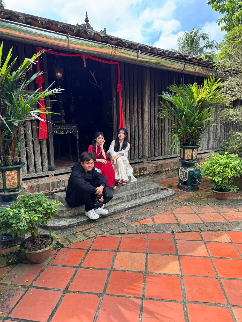 Tourists visit Mr. Kiet's ancient house z7292952785880_11e566116503ba037e8150955ab5c619.jpg