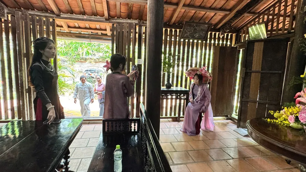 Mr. Kiet's ancient house has been classified by Japanese archaeologists as one of the z7298539503804_4f00540d84898a9e866c719c79dc03f6.jpg