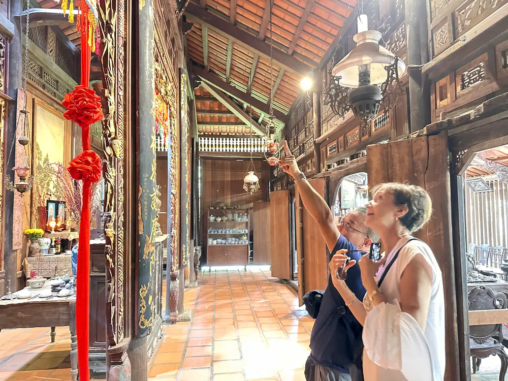 In Mr. Kiet's old house, there are still many precious antiques such as a set of parallel sentences inlaid with mother-of-pearl, a set of tables and chairs with delicate patterns... z7307788010961_dea5b82a1d1d5d851b7dca5cda83aeb8.jpg