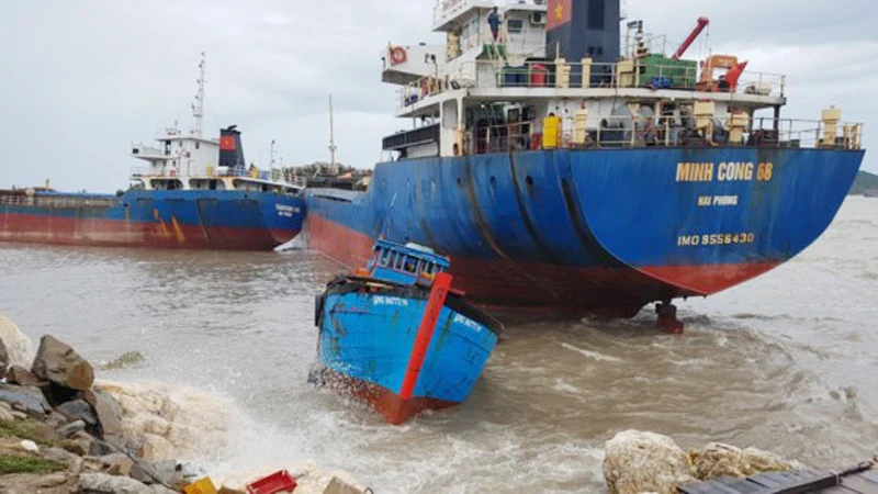 Tàu hàng mắc cạn, tàu cá bị đánh đắm