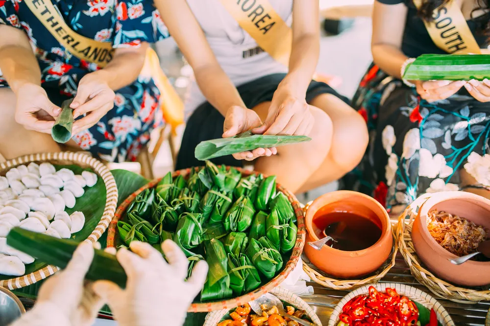 Miss Grand International 2017: Hoa hậu thích thú học gói bánh lọc Quảng Bình ảnh 2