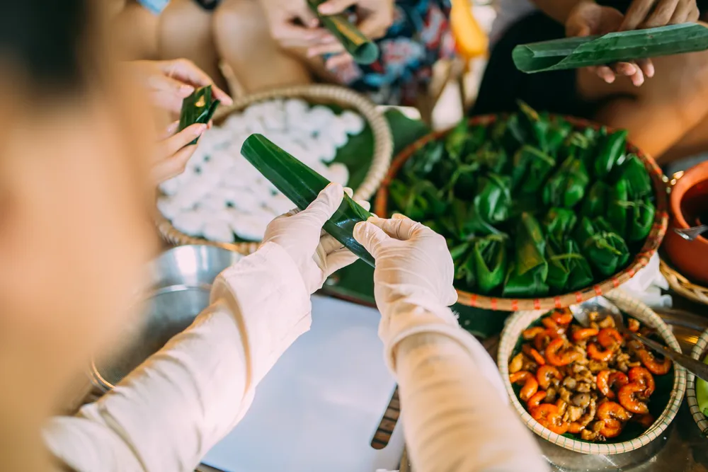 Miss Grand International 2017: Hoa hậu thích thú học gói bánh lọc Quảng Bình ảnh 3