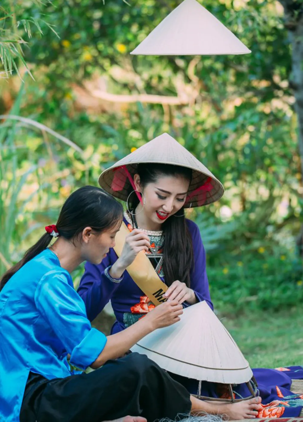 Miss Grand International 2017: Hoa hậu thích thú học gói bánh lọc Quảng Bình ảnh 13