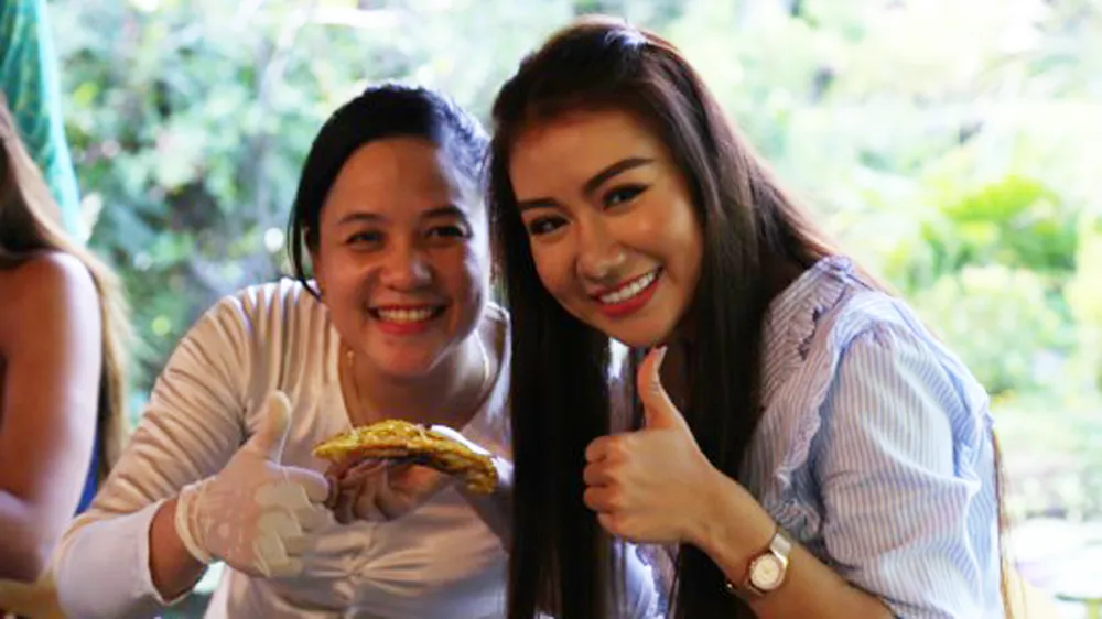 Miss Grand International 2017: Hoa hậu thích thú học gói bánh lọc Quảng Bình ảnh 9