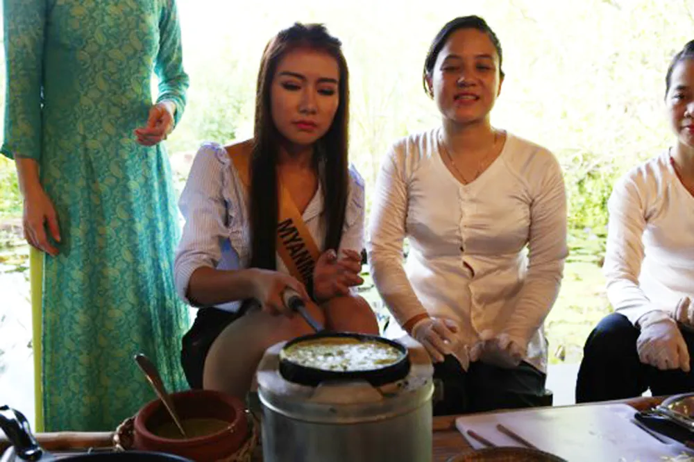 Miss Grand International 2017: Hoa hậu thích thú học gói bánh lọc Quảng Bình ảnh 8