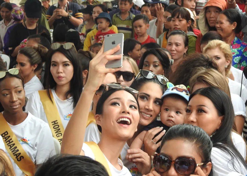 Thí sinh Hoa hậu hòa bình thế giới 2017 tặng quà cho trường khuyết tật  ảnh 4