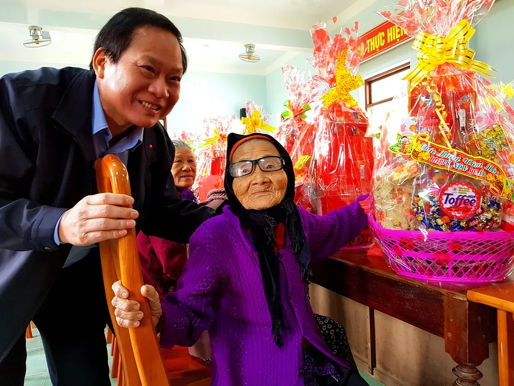 Bộ TT-TT tặng 400 suất quà tết cho đồng bào biên giới khó khăn ở Quảng Bình  ảnh 1