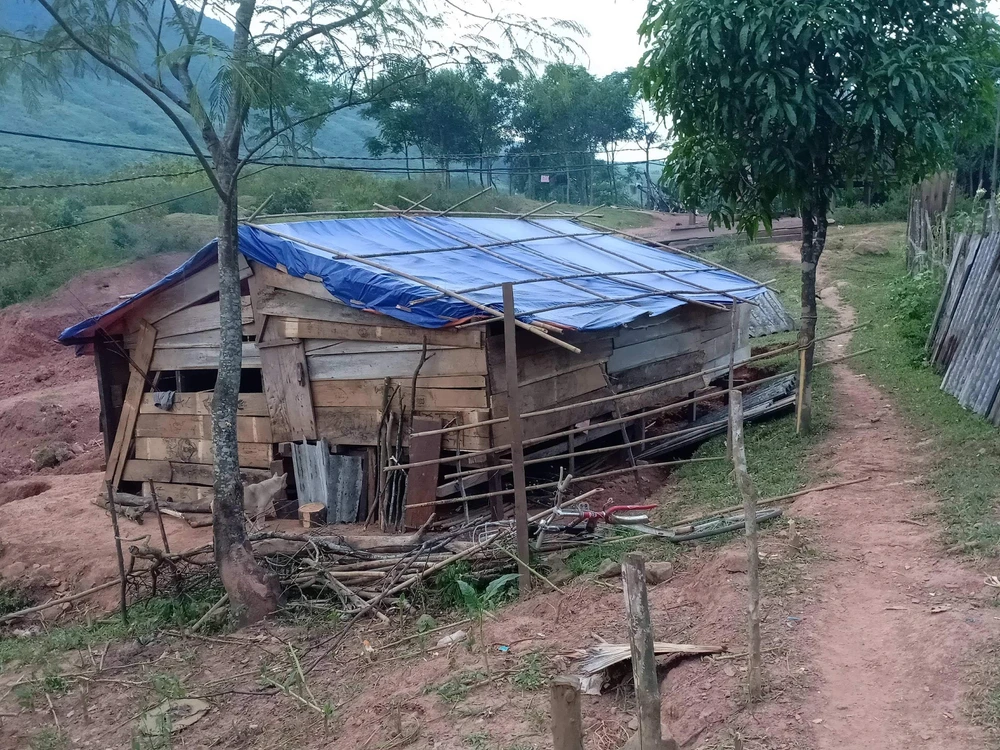 Nhà của dân bị phá, xã làm ngơ, buộc lãnh đạo huyện vào cuộc nhằm giúp vợ chồng gia đình người Khùa là Hồ Xuân cùng vợ và 5 người con thoát cảnh lều lán.