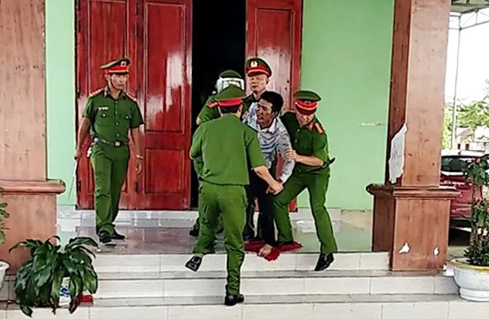 Giải cứu 3 cháu nhỏ bị bố đẻ nhốt đòi tự thiêu ảnh 2