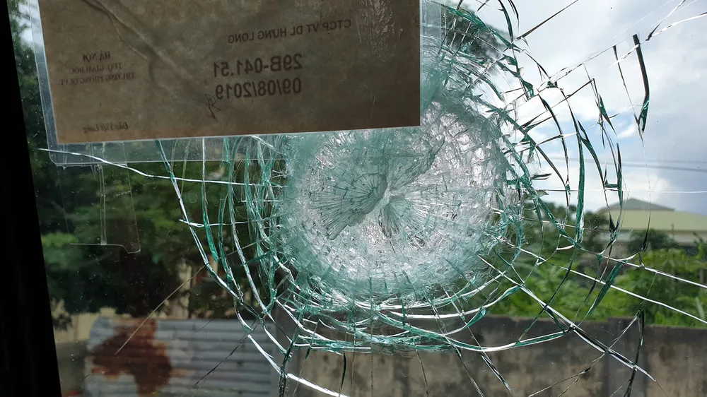 Côn đồ lại tấn công hàng loạt xe du lịch tới Quảng Bình ảnh 1