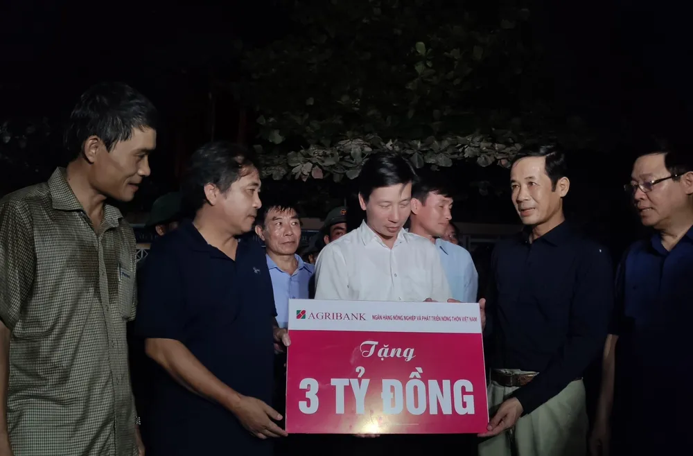 Phó Thủ tướng Vương Đình Huệ thăm, tặng quà người dân vùng lũ Quảng Bình ảnh 2 Phó Thủ tướng Vương Đình Huệ thăm, tặng quà người dân vùng lũ Quảng Bình ảnh 2