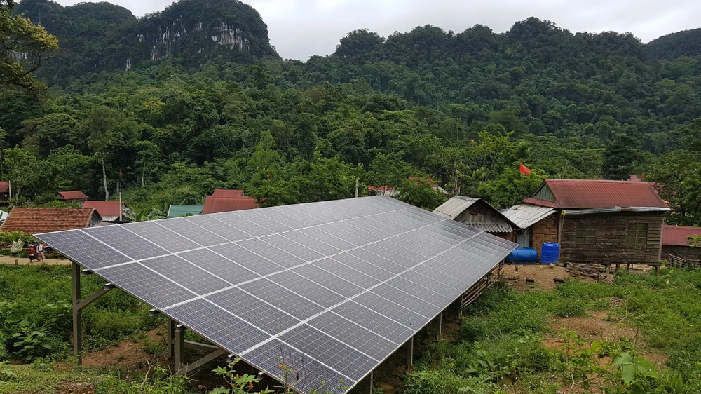 Một phần dự án điện năng lượng mặt trời tại xã Tân Trạch, Bố Trạch vừa đưa vào sử dụng đã có thiết bị hư hỏng