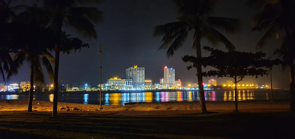 Đôi bờ sông Nhật Lệ bừng sáng sau khi được chỉnh trang  ảnh 16