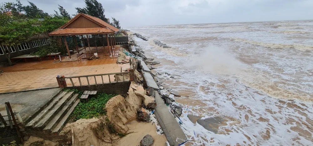 Công trình kè biển vừa xây đã sụp đổ