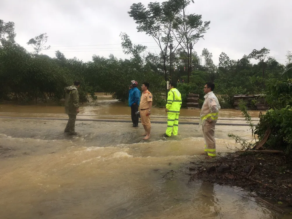Quảng Bình: Hơn 5km đường sắt Bắc - Nam bị nhấn chìm trong lũ  ảnh 3 Quảng Bình: Hơn 5km đường sắt Bắc - Nam bị nhấn chìm trong lũ  ảnh 3