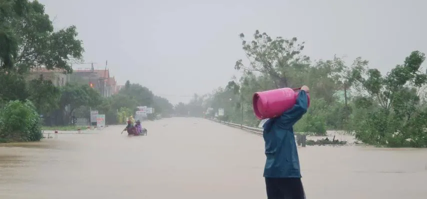 Quảng Bình: Hơn 5km đường sắt Bắc - Nam bị nhấn chìm trong lũ  ảnh 2 Quảng Bình: Hơn 5km đường sắt Bắc - Nam bị nhấn chìm trong lũ  ảnh 2