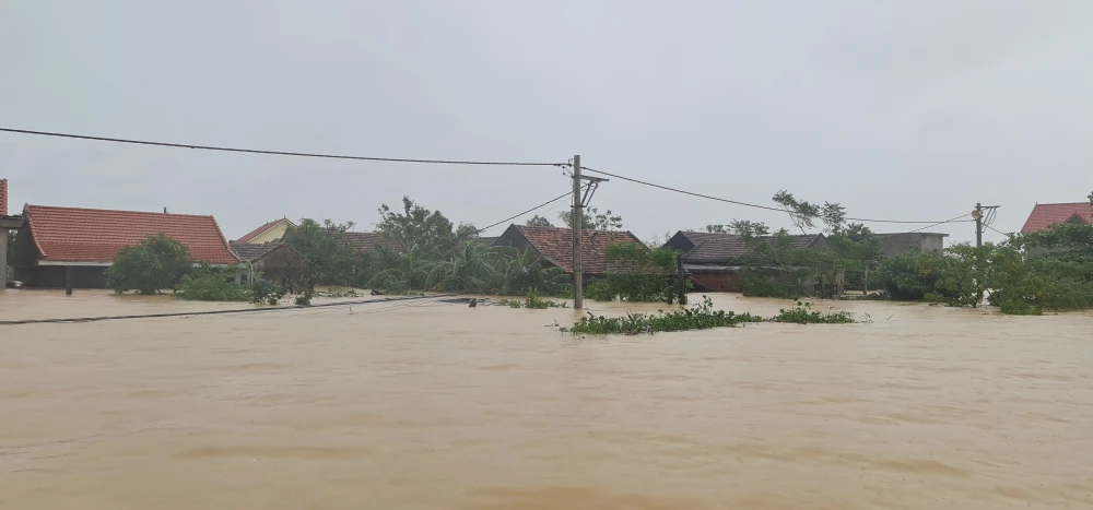 Lũ năm nay ở Quảng Bình đặc biệt lớn nên phải huy động tổng lực để tiếp tế cứu dân