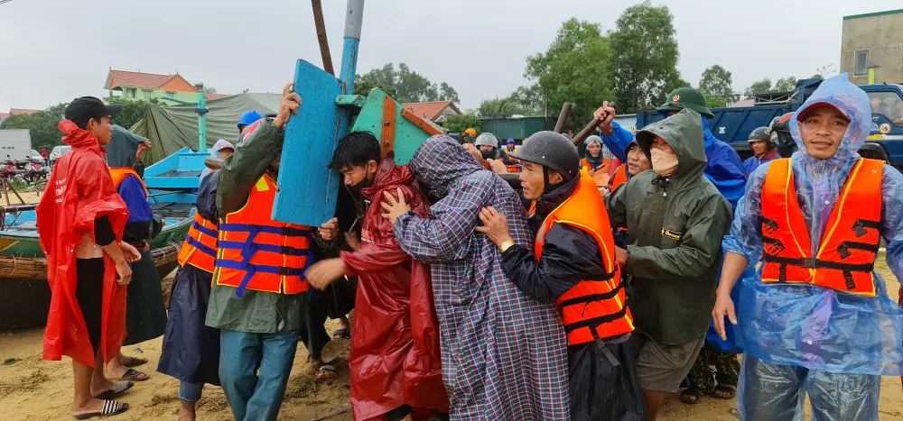 Cụ ông bật khóc nhận suất cơm nóng giữa mênh mông nước bạc ảnh 14 Cụ ông bật khóc nhận suất cơm nóng giữa mênh mông nước bạc ảnh 14