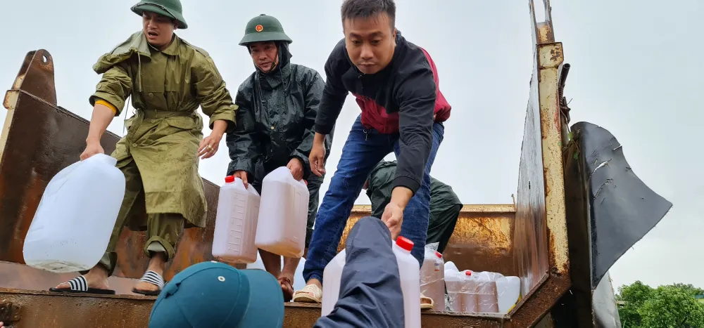 Cụ ông bật khóc nhận suất cơm nóng giữa mênh mông nước bạc ảnh 16 Cụ ông bật khóc nhận suất cơm nóng giữa mênh mông nước bạc ảnh 16