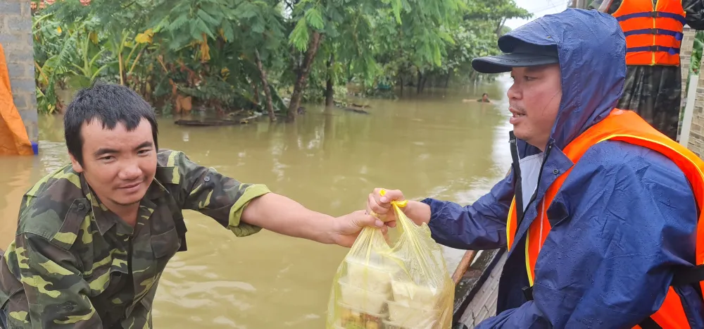 Cụ ông bật khóc nhận suất cơm nóng giữa mênh mông nước bạc ảnh 2 Cụ ông bật khóc nhận suất cơm nóng giữa mênh mông nước bạc ảnh 2
