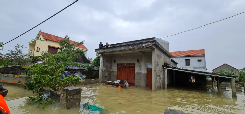 Cụ ông bật khóc nhận suất cơm nóng giữa mênh mông nước bạc ảnh 6 Cụ ông bật khóc nhận suất cơm nóng giữa mênh mông nước bạc ảnh 6