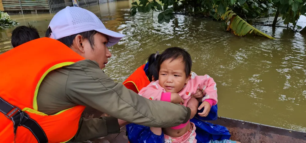 Cụ ông bật khóc nhận suất cơm nóng giữa mênh mông nước bạc ảnh 7 Cụ ông bật khóc nhận suất cơm nóng giữa mênh mông nước bạc ảnh 7