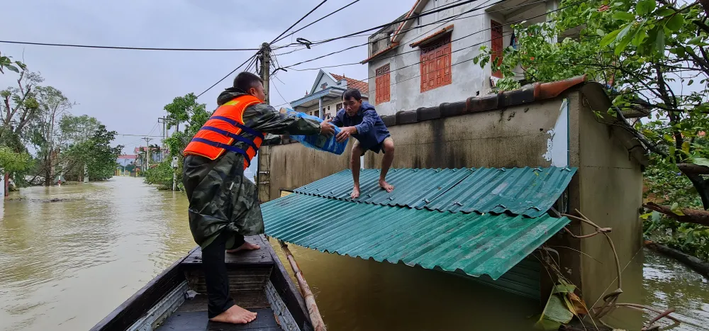 Cụ ông bật khóc nhận suất cơm nóng giữa mênh mông nước bạc ảnh 8 Cụ ông bật khóc nhận suất cơm nóng giữa mênh mông nước bạc ảnh 8