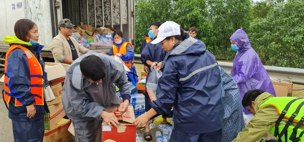 Cụ ông bật khóc nhận suất cơm nóng giữa mênh mông nước bạc ảnh 9 Cụ ông bật khóc nhận suất cơm nóng giữa mênh mông nước bạc ảnh 9