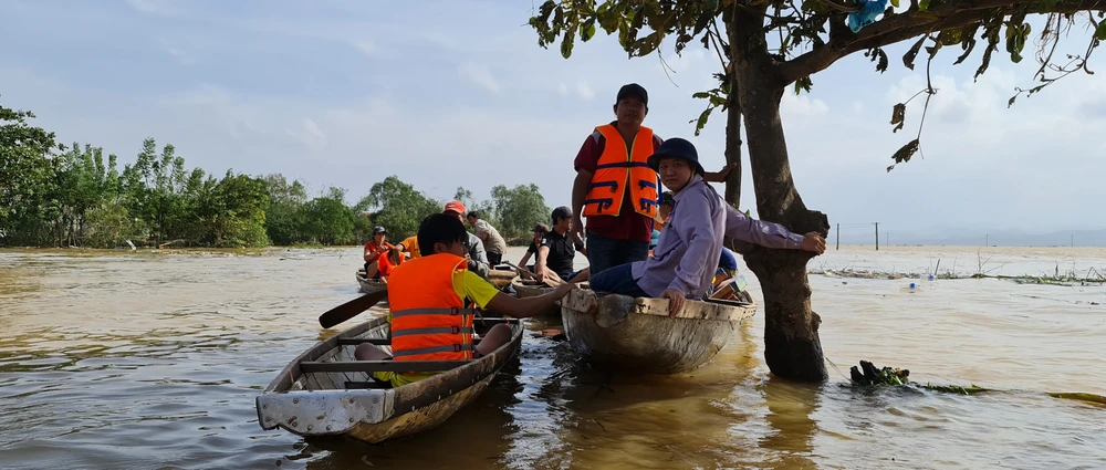 Quảng Bình vẫn còn nhiều nơi bị chia cắt phải đi bằng đò