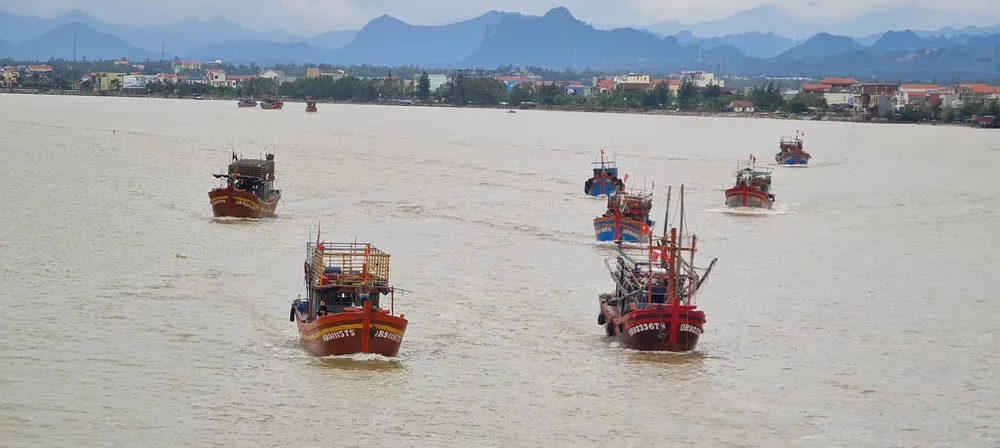 Bão qua đi, hàng trăm tàu thuyền về neo sông Nhật Lệ chờ ngày ra khơi trở lại ảnh 1 Bão qua đi, hàng trăm tàu thuyền về neo sông Nhật Lệ chờ ngày ra khơi trở lại ảnh 1